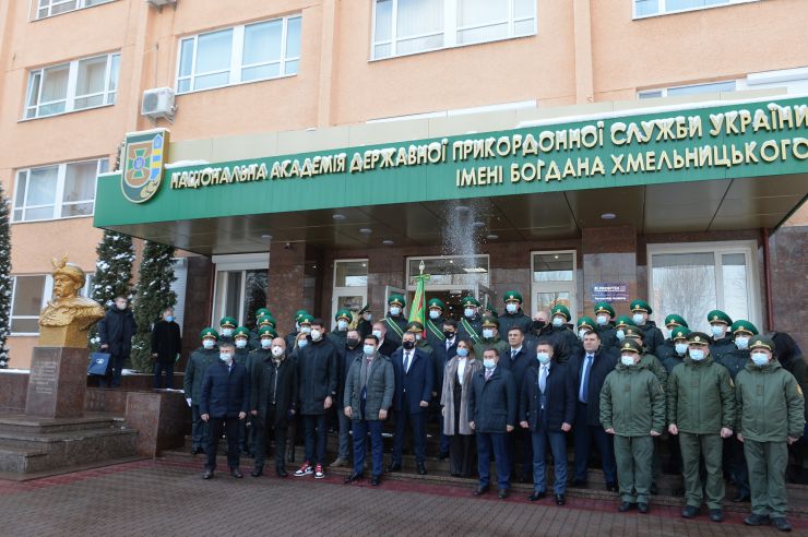 Робоча поїздка Голови Верховної Ради України Дмитра РАЗУМКОВА до Хмельницької області.
Національна академія Державної прикордонної служби України імені Богдана Хмельницького. 
Цей  вищий військовий навчальний заклад - єдиний в країні, який здійснює підготовку прикордонників.

Голови Верховної Ради поспілкувався з  педагогічним колективом і слухачами та вручив відзнаки Верховної Ради України.
