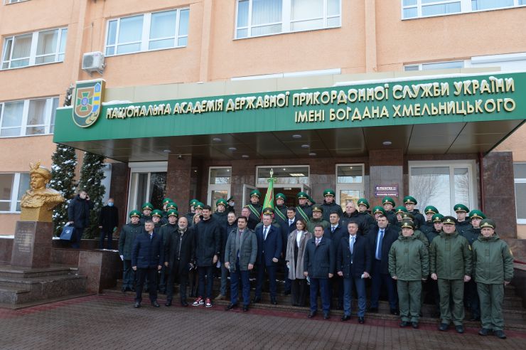 Робоча поїздка Голови Верховної Ради України Дмитра РАЗУМКОВА до Хмельницької області.
Національна академія Державної прикордонної служби України імені Богдана Хмельницького. 
Цей  вищий військовий навчальний заклад - єдиний в країні, який здійснює підготовку прикордонників.

Голови Верховної Ради поспілкувався з  педагогічним колективом і слухачами та вручив відзнаки Верховної Ради України.
