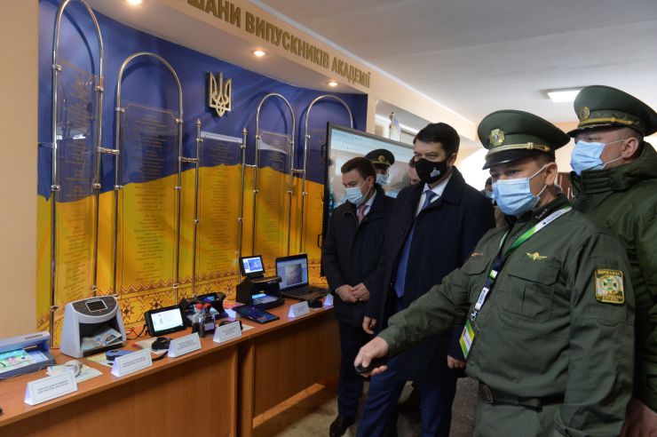 Робоча поїздка Голови Верховної Ради України Дмитра РАЗУМКОВА до Хмельницької області.
Національна академія Державної прикордонної служби України імені Богдана Хмельницького. 
Цей  вищий військовий навчальний заклад - єдиний в країні, який здійснює підготовку прикордонників.

Голови Верховної Ради поспілкувався з  педагогічним колективом і слухачами та вручив відзнаки Верховної Ради України.
