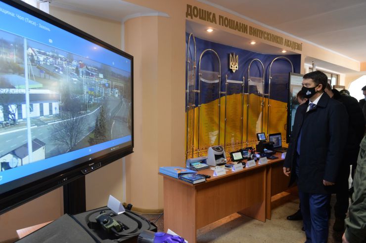 Робоча поїздка Голови Верховної Ради України Дмитра РАЗУМКОВА до Хмельницької області.
Національна академія Державної прикордонної служби України імені Богдана Хмельницького. 
Цей  вищий військовий навчальний заклад - єдиний в країні, який здійснює підготовку прикордонників.

Голови Верховної Ради поспілкувався з  педагогічним колективом і слухачами та вручив відзнаки Верховної Ради України.
