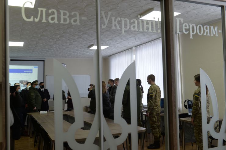 Робоча поїздка Голови Верховної Ради України Дмитра РАЗУМКОВА до Хмельницької області.
Національна академія Державної прикордонної служби України імені Богдана Хмельницького. 
Цей  вищий військовий навчальний заклад - єдиний в країні, який здійснює підготовку прикордонників.

Голови Верховної Ради поспілкувався з  педагогічним колективом і слухачами та вручив відзнаки Верховної Ради України.
