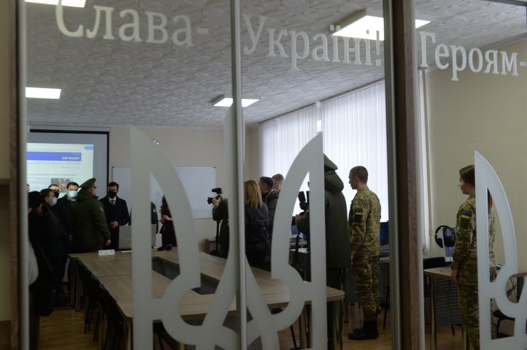Робоча поїздка Голови Верховної Ради України Дмитра РАЗУМКОВА до Хмельницької області.
Національна академія Державної прикордонної служби України імені Богдана Хмельницького. 
Цей  вищий військовий навчальний заклад - єдиний в країні, який здійснює підготовку прикордонників.

Голови Верховної Ради поспілкувався з  педагогічним колективом і слухачами та вручив відзнаки Верховної Ради України.
