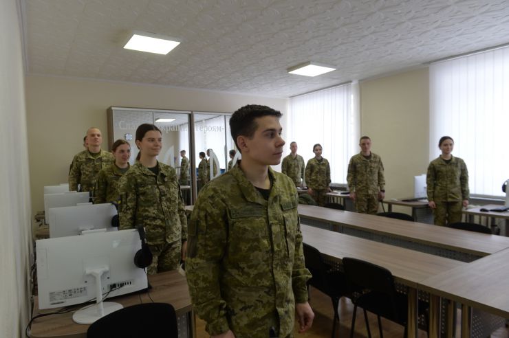 Робоча поїздка Голови Верховної Ради України Дмитра РАЗУМКОВА до Хмельницької області.
Національна академія Державної прикордонної служби України імені Богдана Хмельницького. 
Цей  вищий військовий навчальний заклад - єдиний в країні, який здійснює підготовку прикордонників.

Голови Верховної Ради поспілкувався з  педагогічним колективом і слухачами та вручив відзнаки Верховної Ради України.
