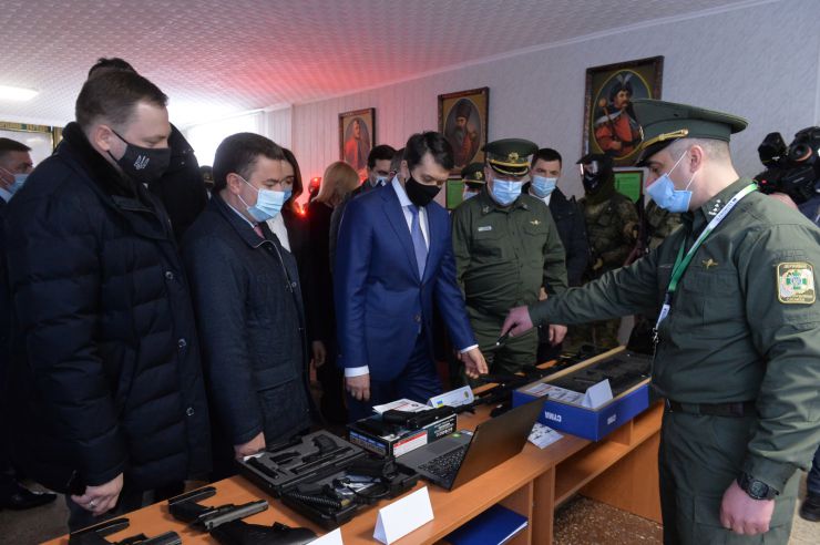 Робоча поїздка Голови Верховної Ради України Дмитра РАЗУМКОВА до Хмельницької області.
Національна академія Державної прикордонної служби України імені Богдана Хмельницького. 
Цей  вищий військовий навчальний заклад - єдиний в країні, який здійснює підготовку прикордонників.

Голови Верховної Ради поспілкувався з  педагогічним колективом і слухачами та вручив відзнаки Верховної Ради України.
