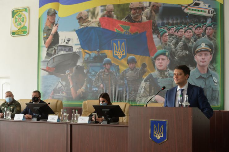 Робоча поїздка Голови Верховної Ради України Дмитра РАЗУМКОВА до Хмельницької області.
Національна академія Державної прикордонної служби України імені Богдана Хмельницького. 
Цей  вищий військовий навчальний заклад - єдиний в країні, який здійснює підготовку прикордонників.

Голови Верховної Ради поспілкувався з  педагогічним колективом і слухачами та вручив відзнаки Верховної Ради України.
