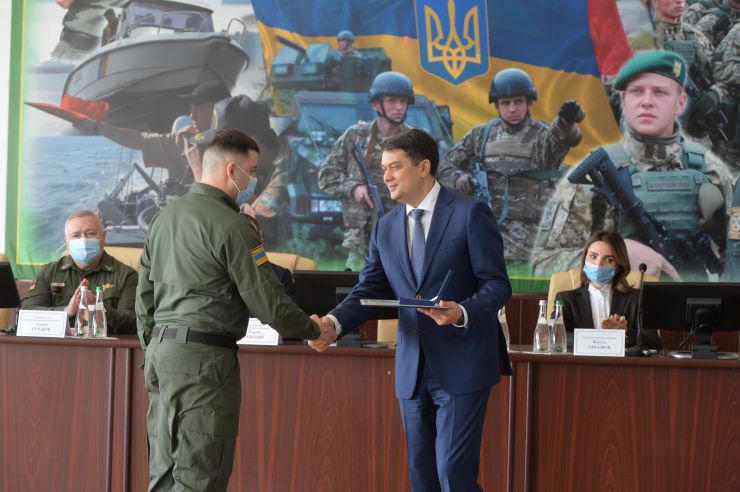 Робоча поїздка Голови Верховної Ради України Дмитра РАЗУМКОВА до Хмельницької області.
Національна академія Державної прикордонної служби України імені Богдана Хмельницького. 
Цей  вищий військовий навчальний заклад - єдиний в країні, який здійснює підготовку прикордонників.

Голови Верховної Ради поспілкувався з  педагогічним колективом і слухачами та вручив відзнаки Верховної Ради України.
