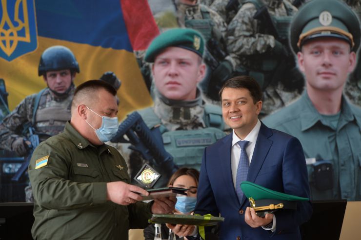 Робоча поїздка Голови Верховної Ради України Дмитра РАЗУМКОВА до Хмельницької області.
Національна академія Державної прикордонної служби України імені Богдана Хмельницького. 
Цей  вищий військовий навчальний заклад - єдиний в країні, який здійснює підготовку прикордонників.

Голови Верховної Ради поспілкувався з  педагогічним колективом і слухачами та вручив відзнаки Верховної Ради України.
