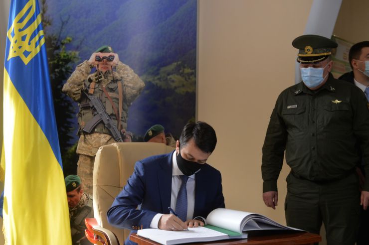 Робоча поїздка Голови Верховної Ради України Дмитра РАЗУМКОВА до Хмельницької області.
Національна академія Державної прикордонної служби України імені Богдана Хмельницького. 
Цей  вищий військовий навчальний заклад - єдиний в країні, який здійснює підготовку прикордонників.

Голови Верховної Ради поспілкувався з  педагогічним колективом і слухачами та вручив відзнаки Верховної Ради України.
