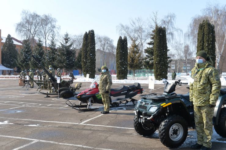 Робоча поїздка Голови Верховної Ради України Дмитра РАЗУМКОВА до Хмельницької області.
Національна академія Державної прикордонної служби України імені Богдана Хмельницького. 
Цей  вищий військовий навчальний заклад - єдиний в країні, який здійснює підготовку прикордонників.

Голови Верховної Ради поспілкувався з  педагогічним колективом і слухачами та вручив відзнаки Верховної Ради України.
