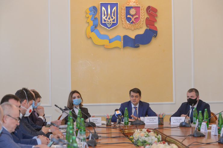 Робоча поїздка Голови Верховної Ради України Д.О. РАЗУМКОВА до Хмельницької області.
Участь у засіданні круглого столу із представниками регіональних бізнес-асоціацій та об’єднань великого бізнесу  «Законодавче забезпечення економічного розвитку регіонів, створення умов для розвитку вітчизняної промисловості, зменшення регуляторного та адміністративного тиску на бізнес».
