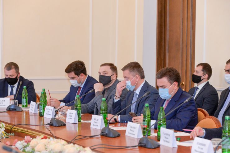 Робоча поїздка Голови Верховної Ради України Д.О. РАЗУМКОВА до Хмельницької області.
Участь у засіданні круглого столу із представниками регіональних бізнес-асоціацій та об’єднань великого бізнесу  «Законодавче забезпечення економічного розвитку регіонів, створення умов для розвитку вітчизняної промисловості, зменшення регуляторного та адміністративного тиску на бізнес».
