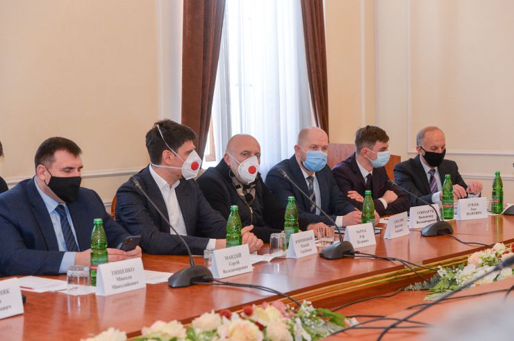 Робоча поїздка Голови Верховної Ради України Д.О. РАЗУМКОВА до Хмельницької області.
Участь у засіданні круглого столу із представниками регіональних бізнес-асоціацій та об’єднань великого бізнесу  «Законодавче забезпечення економічного розвитку регіонів, створення умов для розвитку вітчизняної промисловості, зменшення регуляторного та адміністративного тиску на бізнес».
