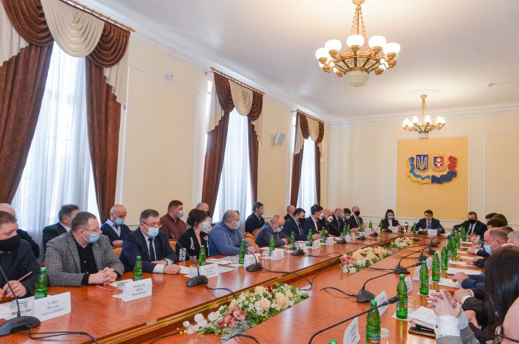 Робоча поїздка Голови Верховної Ради України Д.О. РАЗУМКОВА до Хмельницької області.
Участь у засіданні круглого столу із представниками регіональних бізнес-асоціацій та об’єднань великого бізнесу  «Законодавче забезпечення економічного розвитку регіонів, створення умов для розвитку вітчизняної промисловості, зменшення регуляторного та адміністративного тиску на бізнес».
