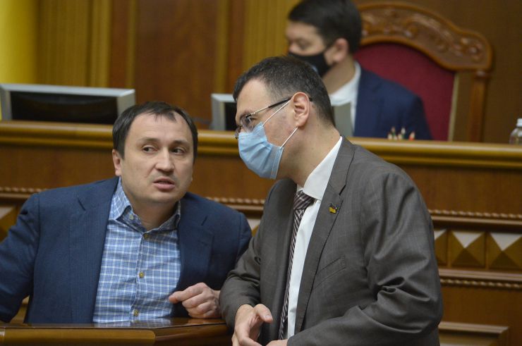 Пленарне засідання Верховної Ради України.

Голова Верховної Ради України Дмитро Разумков відкрив пленарне засідання.
Народні депутати продовжують розглядати правки до законопроекту про внесення змін до Земельного кодексу України та інших законодавчих актів щодо удосконалення системи управління та дерегуляції у сфері земельних відносин №2194, розпочатий на попередньому засіданні. Микола Сольський Данило Гетьманцев (СН)
