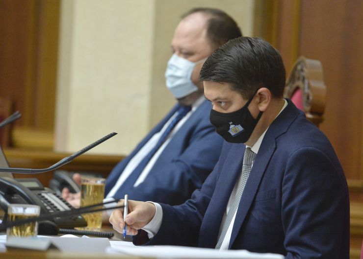 Пленарне засідання Верховної Ради України.

Голова Верховної Ради України Дмитро Разумков відкрив пленарне засідання.
Народні депутати продовжують розглядати правки до законопроекту про внесення змін до Земельного кодексу України та інших законодавчих актів щодо удосконалення системи управління та дерегуляції у сфері земельних відносин №2194, розпочатий на попередньому засіданні.
