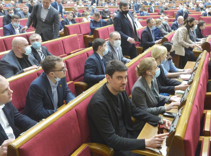 Пленарне засідання Верховної Ради України.

Голова Верховної Ради України Дмитро Разумков відкрив пленарне засідання.
Народні депутати продовжують розглядати правки до законопроекту про внесення змін до Земельного кодексу України та інших законодавчих актів щодо удосконалення системи управління та дерегуляції у сфері земельних відносин №2194, розпочатий на попередньому засіданні.
