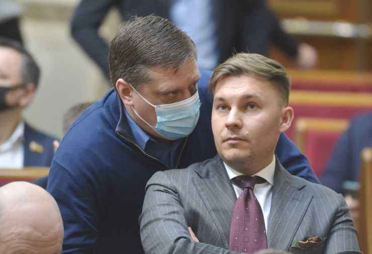 Пленарне засідання Верховної Ради України.

Голова Верховної Ради України Дмитро Разумков відкрив пленарне засідання.
Народні депутати продовжують розглядати правки до законопроекту про внесення змін до Земельного кодексу України та інших законодавчих актів щодо удосконалення системи управління та дерегуляції у сфері земельних відносин №2194, розпочатий на попередньому засіданні. Роман Іванісов (СН) Артем Чорноморов (СН)
