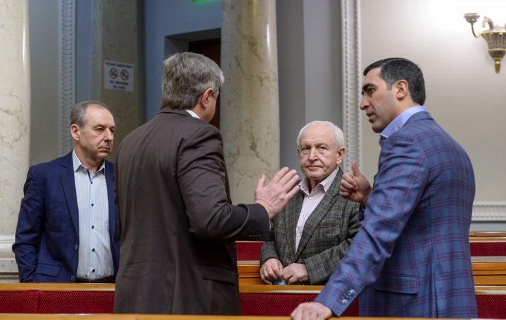 Пленарне засідання Верховної Ради України.
Голова Верховної Ради України Дмитро Разумков відкрив пленарне засідання.

Народні депутати продовжують розглядати правки до законопроекту про внесення змін до Земельного кодексу України та інших законодавчих актів щодо удосконалення системи управління та дерегуляції у сфері земельних відносин №2194, розпочатий на попередньому засіданні. Олександр Качний, Михайло Макаренко. Ігор Абрамович
