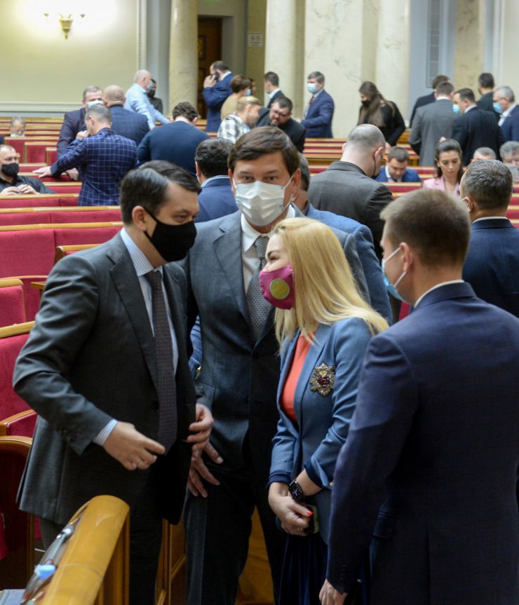 Пленарне засідання Верховної Ради України.
Голова Верховної Ради України Дмитро Разумков відкрив пленарне засідання.

Народні депутати продовжують розглядати правки до законопроекту про внесення змін до Земельного кодексу України та інших законодавчих актів щодо удосконалення системи управління та дерегуляції у сфері земельних відносин №2194, розпочатий на попередньому засіданні.
