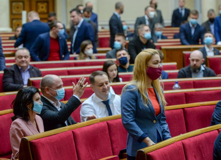 Пленарне засідання Верховної Ради України.
Голова Верховної Ради України Дмитро Разумков відкрив пленарне засідання.

Народні депутати продовжують розглядати правки до законопроекту про внесення змін до Земельного кодексу України та інших законодавчих актів щодо удосконалення системи управління та дерегуляції у сфері земельних відносин №2194, розпочатий на попередньому засіданні.
