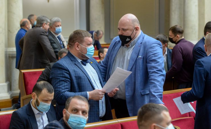 Пленарне засідання Верховної Ради України.
Голова Верховної Ради України Дмитро Разумков відкрив пленарне засідання.

Народні депутати продовжують розглядати правки до законопроекту про внесення змін до Земельного кодексу України та інших законодавчих актів щодо удосконалення системи управління та дерегуляції у сфері земельних відносин №2194, розпочатий на попередньому засіданні. Андрій Клочко, Микола Стефанчук
