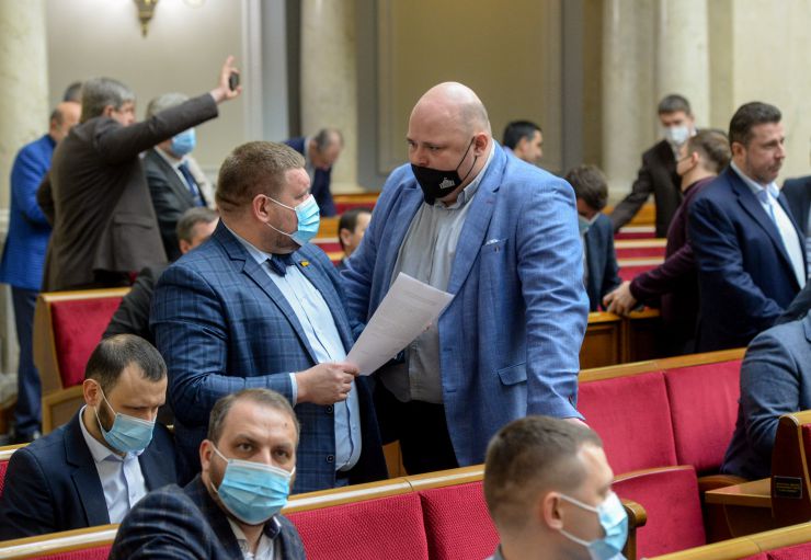 Пленарне засідання Верховної Ради України.
Голова Верховної Ради України Дмитро Разумков відкрив пленарне засідання.

Народні депутати продовжують розглядати правки до законопроекту про внесення змін до Земельного кодексу України та інших законодавчих актів щодо удосконалення системи управління та дерегуляції у сфері земельних відносин №2194, розпочатий на попередньому засіданні. Андрій Клочко, Микола Стефанчук
