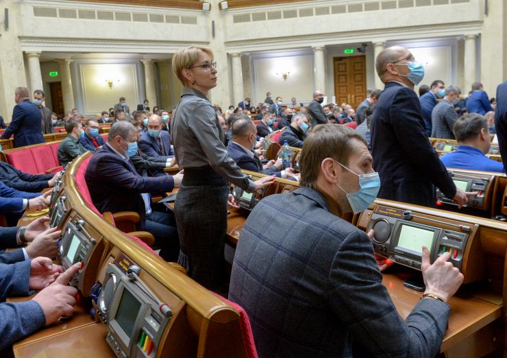 Пленарне засідання Верховної Ради України.
Голова Верховної Ради України Дмитро Разумков відкрив пленарне засідання.

Народні депутати продовжують розглядати правки до законопроекту про внесення змін до Земельного кодексу України та інших законодавчих актів щодо удосконалення системи управління та дерегуляції у сфері земельних відносин №2194, розпочатий на попередньому засіданні.
