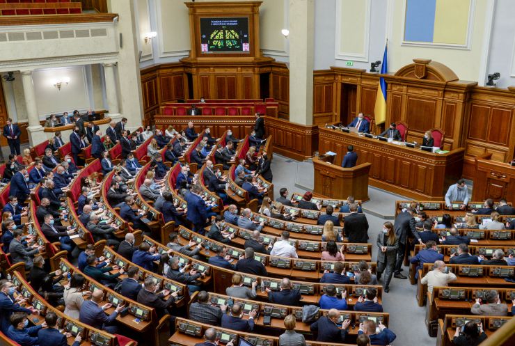 Пленарне засідання Верховної Ради України.
Голова Верховної Ради України Дмитро Разумков відкрив пленарне засідання.

Народні депутати продовжують розглядати правки до законопроекту про внесення змін до Земельного кодексу України та інших законодавчих актів щодо удосконалення системи управління та дерегуляції у сфері земельних відносин №2194, розпочатий на попередньому засіданні.
