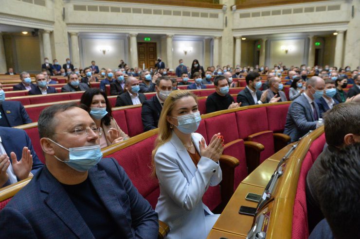 Пленарне засідання Верховної Ради України.

Голова Верховної Ради України Дмитро Разумков відкрив пленарне засідання.
Головуючий нагадав, що у п’ятницю проводиться «година запитань до Уряду».

Головуючий повідомив, що на пленарному засіданні присутній Президент Литви Гітанас Наусєда і запросив його на трибуну для виступу. 
Народні депутати оплесками зустріли високого гостя. 
Президент Литви Гітанас Наусєда виступив перед народними депутатами українською мовою.
