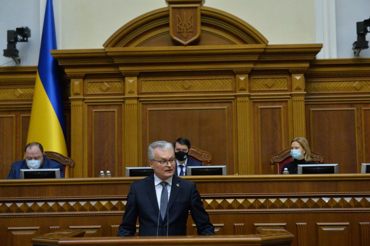 Пленарне засідання Верховної Ради України.

Голова Верховної Ради України Дмитро Разумков відкрив пленарне засідання.
Головуючий нагадав, що у п’ятницю проводиться «година запитань до Уряду».

Головуючий повідомив, що на пленарному засіданні присутній Президент Литви Гітанас Наусєда і запросив його на трибуну для виступу. 
Народні депутати оплесками зустріли високого гостя. 
Президент Литви Гітанас Наусєда виступив перед народними депутатами українською мовою.
