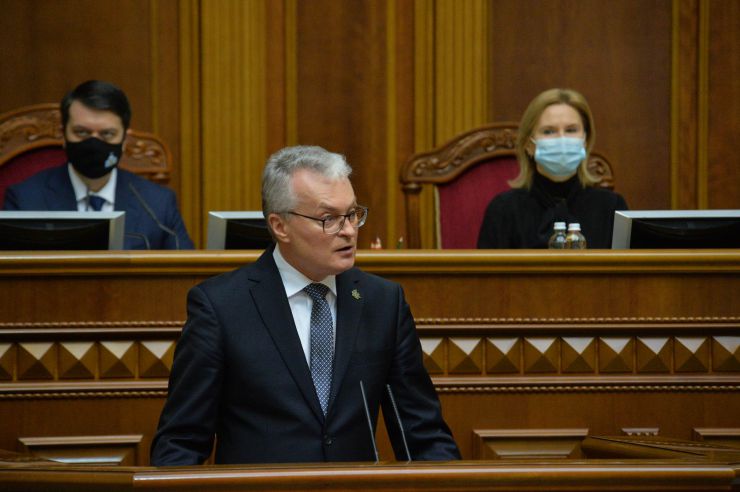 Пленарне засідання Верховної Ради України.

Голова Верховної Ради України Дмитро Разумков відкрив пленарне засідання.
Головуючий нагадав, що у п’ятницю проводиться «година запитань до Уряду».

Головуючий повідомив, що на пленарному засіданні присутній Президент Литви Гітанас Наусєда і запросив його на трибуну для виступу. 
Народні депутати оплесками зустріли високого гостя. 
Президент Литви Гітанас Наусєда виступив перед народними депутатами українською мовою.
