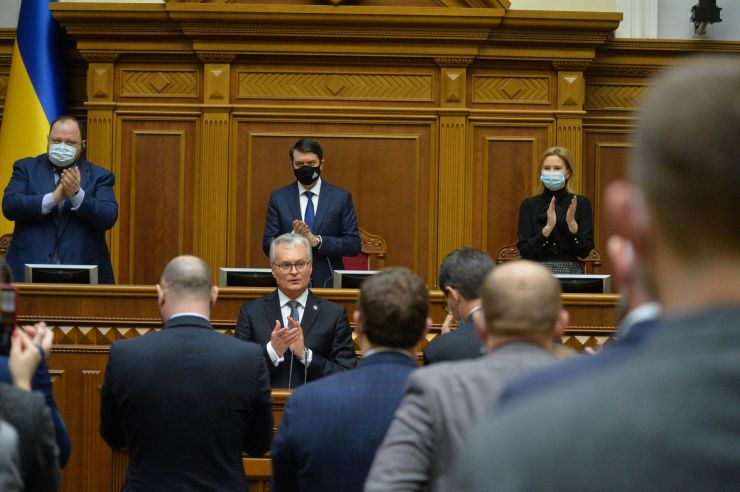 Пленарне засідання Верховної Ради України.

Голова Верховної Ради України Дмитро Разумков відкрив пленарне засідання.
Головуючий нагадав, що у п’ятницю проводиться «година запитань до Уряду».

Головуючий повідомив, що на пленарному засіданні присутній Президент Литви Гітанас Наусєда і запросив його на трибуну для виступу. 
Народні депутати оплесками зустріли високого гостя. 
Президент Литви Гітанас Наусєда виступив перед народними депутатами українською мовою.
