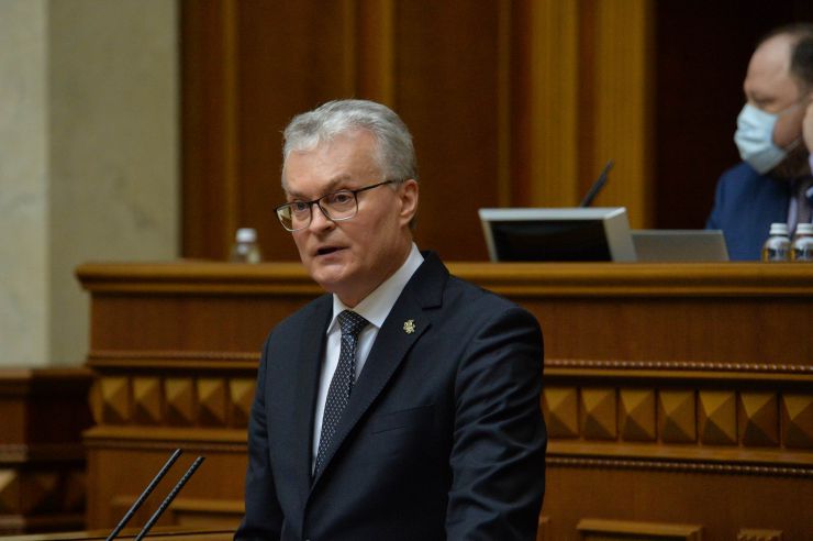 Пленарне засідання Верховної Ради України.

Голова Верховної Ради України Дмитро Разумков відкрив пленарне засідання.
Головуючий нагадав, що у п’ятницю проводиться «година запитань до Уряду».

Головуючий повідомив, що на пленарному засіданні присутній Президент Литви Гітанас Наусєда і запросив його на трибуну для виступу. 
Народні депутати оплесками зустріли високого гостя. 
Президент Литви Гітанас Наусєда виступив перед народними депутатами українською мовою.
