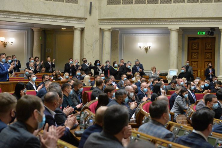 Пленарне засідання Верховної Ради України.

Голова Верховної Ради України Дмитро Разумков відкрив пленарне засідання.
Головуючий нагадав, що у п’ятницю проводиться «година запитань до Уряду».

Головуючий повідомив, що на пленарному засіданні присутній Президент Литви Гітанас Наусєда і запросив його на трибуну для виступу. 
Народні депутати оплесками зустріли високого гостя. 
Президент Литви Гітанас Наусєда виступив перед народними депутатами українською мовою.
