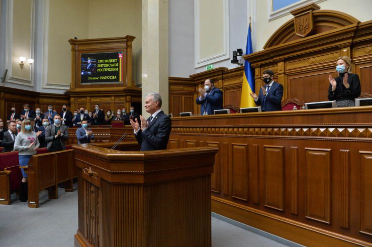 Пленарне засідання Верховної Ради України.

Голова Верховної Ради України Дмитро Разумков відкрив пленарне засідання.
Головуючий нагадав, що у п’ятницю проводиться «година запитань до Уряду».

Головуючий повідомив, що на пленарному засіданні присутній Президент Литви Гітанас Наусєда і запросив його на трибуну для виступу. 
Народні депутати оплесками зустріли високого гостя. 
Президент Литви Гітанас Наусєда виступив перед народними депутатами українською мовою.
