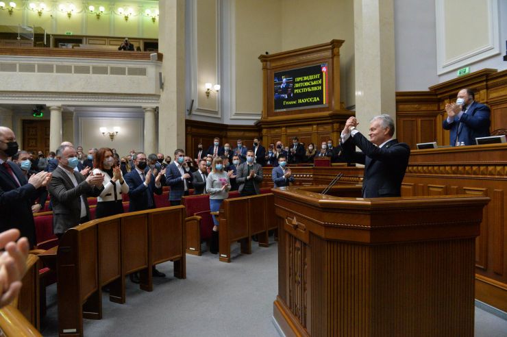 Пленарне засідання Верховної Ради України.

Голова Верховної Ради України Дмитро Разумков відкрив пленарне засідання.
Головуючий нагадав, що у п’ятницю проводиться «година запитань до Уряду».

Головуючий повідомив, що на пленарному засіданні присутній Президент Литви Гітанас Наусєда і запросив його на трибуну для виступу. 
Народні депутати оплесками зустріли високого гостя. 
Президент Литви Гітанас Наусєда виступив перед народними депутатами українською мовою.
