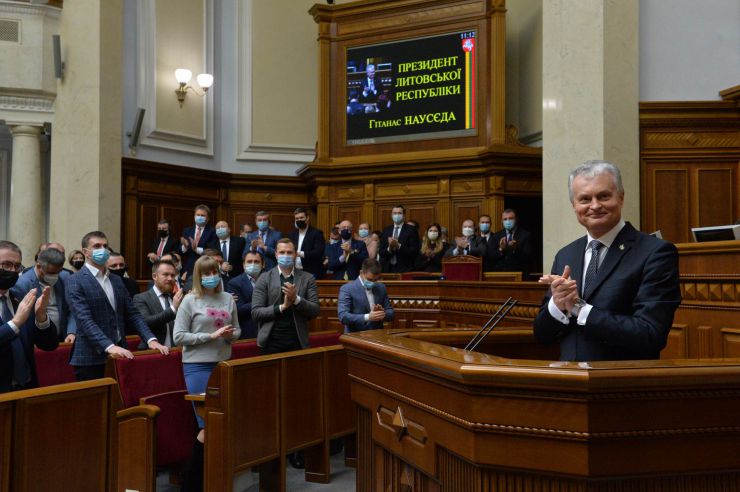 Пленарне засідання Верховної Ради України.

Голова Верховної Ради України Дмитро Разумков відкрив пленарне засідання.
Головуючий нагадав, що у п’ятницю проводиться «година запитань до Уряду».

Головуючий повідомив, що на пленарному засіданні присутній Президент Литви Гітанас Наусєда і запросив його на трибуну для виступу. 
Народні депутати оплесками зустріли високого гостя. 
Президент Литви Гітанас Наусєда виступив перед народними депутатами українською мовою.
