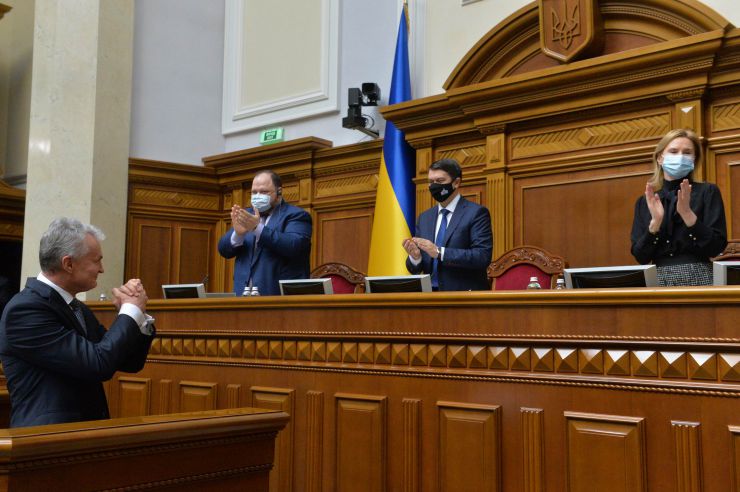Пленарне засідання Верховної Ради України.

Голова Верховної Ради України Дмитро Разумков відкрив пленарне засідання.
Головуючий нагадав, що у п’ятницю проводиться «година запитань до Уряду».

Головуючий повідомив, що на пленарному засіданні присутній Президент Литви Гітанас Наусєда і запросив його на трибуну для виступу. 
Народні депутати оплесками зустріли високого гостя. 
Президент Литви Гітанас Наусєда виступив перед народними депутатами українською мовою.
