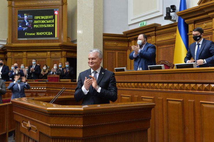 Пленарне засідання Верховної Ради України.

Голова Верховної Ради України Дмитро Разумков відкрив пленарне засідання.
Головуючий нагадав, що у п’ятницю проводиться «година запитань до Уряду».

Головуючий повідомив, що на пленарному засіданні присутній Президент Литви Гітанас Наусєда і запросив його на трибуну для виступу. 
Народні депутати оплесками зустріли високого гостя. 
Президент Литви Гітанас Наусєда виступив перед народними депутатами українською мовою.
