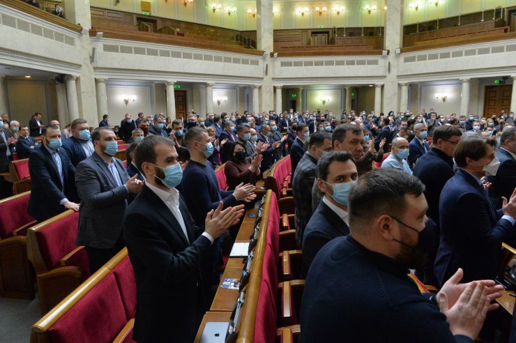 Пленарне засідання Верховної Ради України.

Голова Верховної Ради України Дмитро Разумков відкрив пленарне засідання.
Головуючий нагадав, що у п’ятницю проводиться «година запитань до Уряду».

Головуючий повідомив, що на пленарному засіданні присутній Президент Литви Гітанас Наусєда і запросив його на трибуну для виступу. 
Народні депутати оплесками зустріли високого гостя. 
Президент Литви Гітанас Наусєда виступив перед народними депутатами українською мовою.
