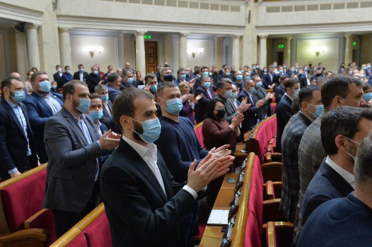Пленарне засідання Верховної Ради України.

Голова Верховної Ради України Дмитро Разумков відкрив пленарне засідання.
Головуючий нагадав, що у п’ятницю проводиться «година запитань до Уряду».

Головуючий повідомив, що на пленарному засіданні присутній Президент Литви Гітанас Наусєда і запросив його на трибуну для виступу. 
Народні депутати оплесками зустріли високого гостя. 
Президент Литви Гітанас Наусєда виступив перед народними депутатами українською мовою.

