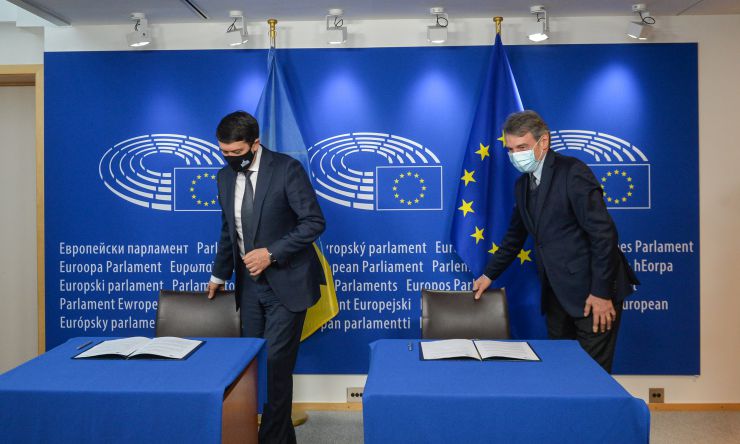Робочий візит Голови Верховної Ради України Д.Разумкова до Королівства Бельгія, інституцій Європейського Союзу, НАТО та Великого Герцогства Люксембург.

Зустріч Голови Верховної Ради України Д.Разумкова з Президентом Європейського Парламенту Д.Сассолі
запис у книзі Почесних гостей.
 По завершенні – Церемонія підписання Меморандуму «Про взаєморозуміння між Верховною Радою України та Європейським Парламентом про спільні рамки підтримки парламентської демократії»

Меморандум підписують: Голова Верховної Ради України Д.Разумков та Президент Європейського Парламенту Д.Сассолі
