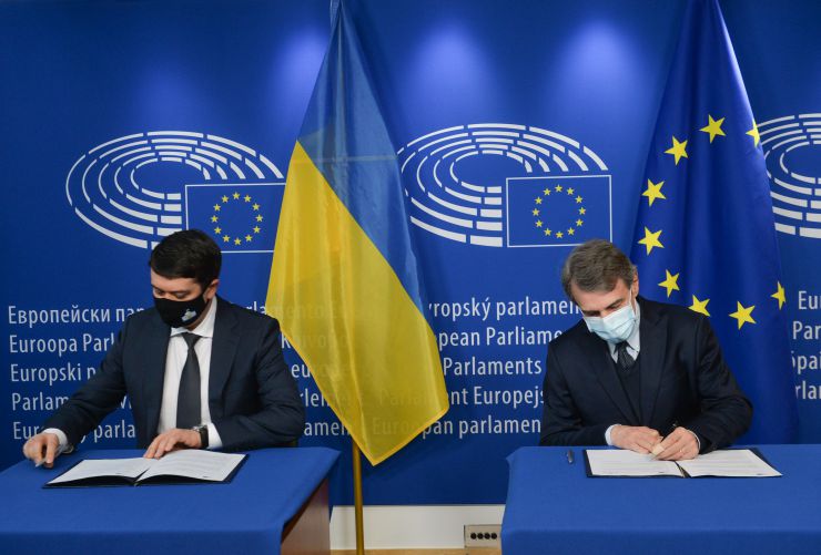 Робочий візит Голови Верховної Ради України Д.Разумкова до Королівства Бельгія, інституцій Європейського Союзу, НАТО та Великого Герцогства Люксембург.

Зустріч Голови Верховної Ради України Д.Разумкова з Президентом Європейського Парламенту Д.Сассолі
запис у книзі Почесних гостей.
 По завершенні – Церемонія підписання Меморандуму «Про взаєморозуміння між Верховною Радою України та Європейським Парламентом про спільні рамки підтримки парламентської демократії»

Меморандум підписують: Голова Верховної Ради України Д.Разумков та Президент Європейського Парламенту Д.Сассолі
