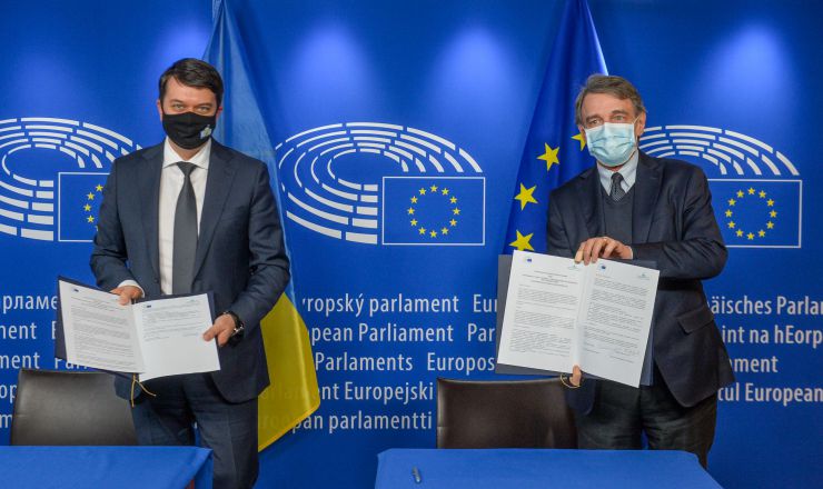 Робочий візит Голови Верховної Ради України Д.Разумкова до Королівства Бельгія, інституцій Європейського Союзу, НАТО та Великого Герцогства Люксембург.

Зустріч Голови Верховної Ради України Д.Разумкова з Президентом Європейського Парламенту Д.Сассолі
запис у книзі Почесних гостей.
 По завершенні – Церемонія підписання Меморандуму «Про взаєморозуміння між Верховною Радою України та Європейським Парламентом про спільні рамки підтримки парламентської демократії»

Меморандум підписують: Голова Верховної Ради України Д.Разумков та Президент Європейського Парламенту Д.Сассолі
