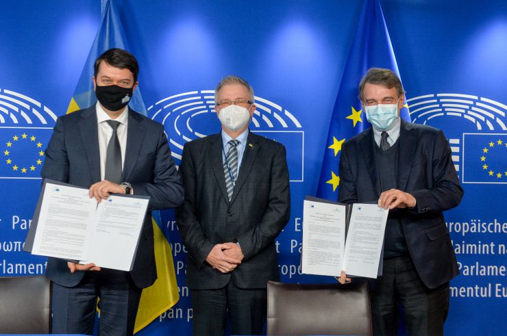 Робочий візит Голови Верховної Ради України Д.Разумкова до Королівства Бельгія, інституцій Європейського Союзу, НАТО та Великого Герцогства Люксембург.

Зустріч Голови Верховної Ради України Д.Разумкова з Президентом Європейського Парламенту Д.Сассолі
запис у книзі Почесних гостей.
 По завершенні – Церемонія підписання Меморандуму «Про взаєморозуміння між Верховною Радою України та Європейським Парламентом про спільні рамки підтримки парламентської демократії»

Меморандум підписують: Голова Верховної Ради України Д.Разумков та Президент Європейського Парламенту Д.Сассолі
