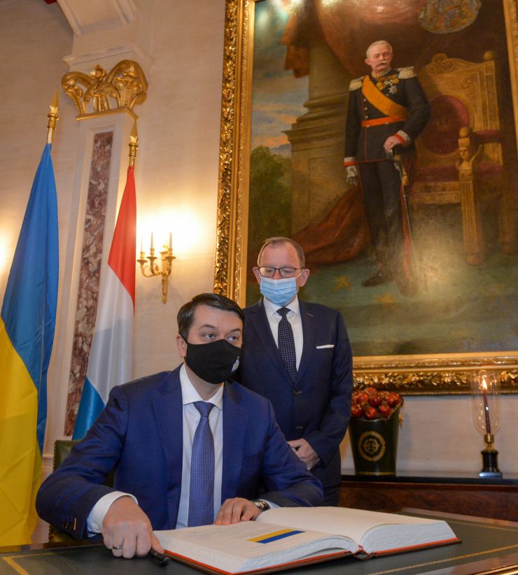Робочий візит Голови Верховної Ради України Д.Разумкова до Королівства Бельгія, інституцій Європейського Союзу, НАТО та Великого Герцогства Люксембург.

Зустріч Голови Верховної Ради України Д.Разумкова з Головою Палати депутатів Великого Герцогства Люксембург Фернандом Етгеном.
Запис у книзі Почесних гостей
