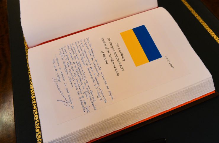 Робочий візит Голови Верховної Ради України Д.Разумкова до Королівства Бельгія, інституцій Європейського Союзу, НАТО та Великого Герцогства Люксембург.

Зустріч Голови Верховної Ради України Д.Разумкова з Головою Палати депутатів Великого Герцогства Люксембург Фернандом Етгеном.
Запис у книзі Почесних гостей
