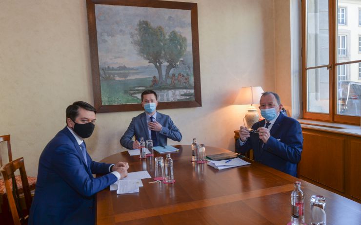 Робочий візит Голови Верховної Ради України Д.Разумкова до Королівства Бельгія, інституцій Європейського Союзу, НАТО та Великого Герцогства Люксембург.

Зустріч Голови Верховної Ради України Д.Разумкова з Головою Палати депутатів Великого Герцогства Люксембург Фернандом Етгеном.
Запис у книзі Почесних гостей

