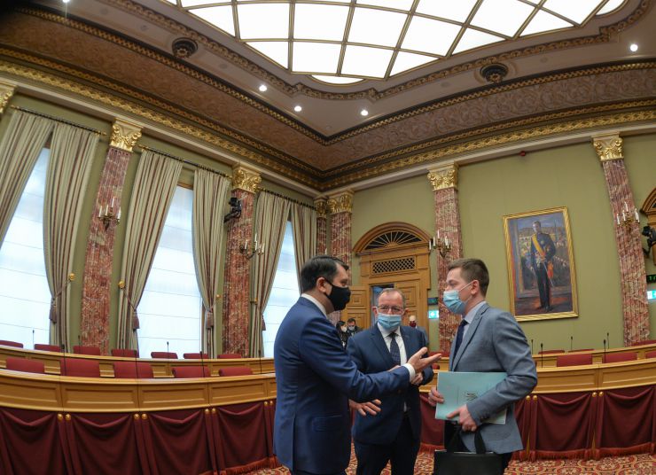 Робочий візит Голови Верховної Ради України Д.Разумкова до Королівства Бельгія, інституцій Європейського Союзу, НАТО та Великого Герцогства Люксембург.

Зустріч Голови Верховної Ради України Д.Разумкова з Головою Палати депутатів Великого Герцогства Люксембург Фернандом Етгеном.
Запис у книзі Почесних гостей
