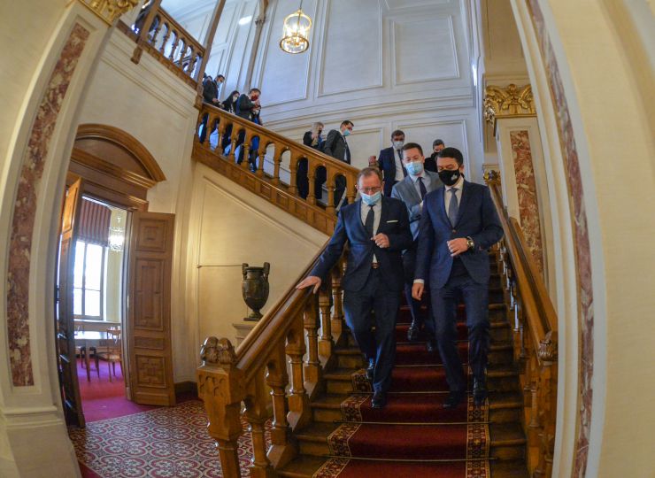 Робочий візит Голови Верховної Ради України Д.Разумкова до Королівства Бельгія, інституцій Європейського Союзу, НАТО та Великого Герцогства Люксембург.

Зустріч Голови Верховної Ради України Д.Разумкова з Головою Палати депутатів Великого Герцогства Люксембург Фернандом Етгеном.
Запис у книзі Почесних гостей
